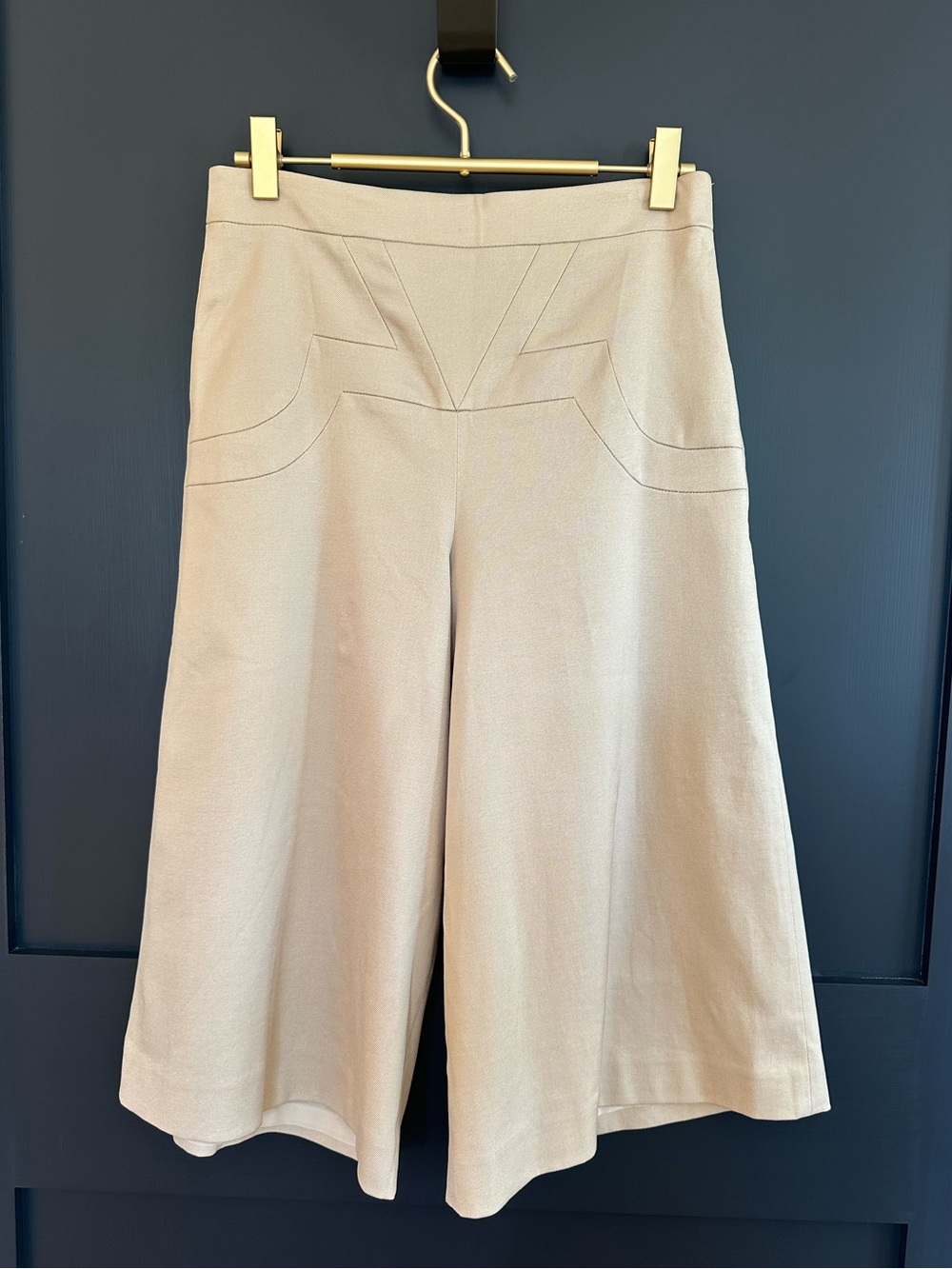 NICOLE MILLER COLLECTION Wide-Leg Crop Pants in Light Beige / size 4